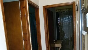 Căn hộ dành cho gia đình, 2 phòng ngủ | Khu phòng khách | TV màn hình phẳng 24-inch có truyền hình cáp, TV 
