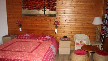 2 slaapkamers, een strijkplank/strijkijzer, reisbedje, gratis wifi