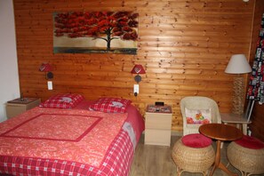 2 bedrooms, iron/ironing board, travel cot, free WiFi