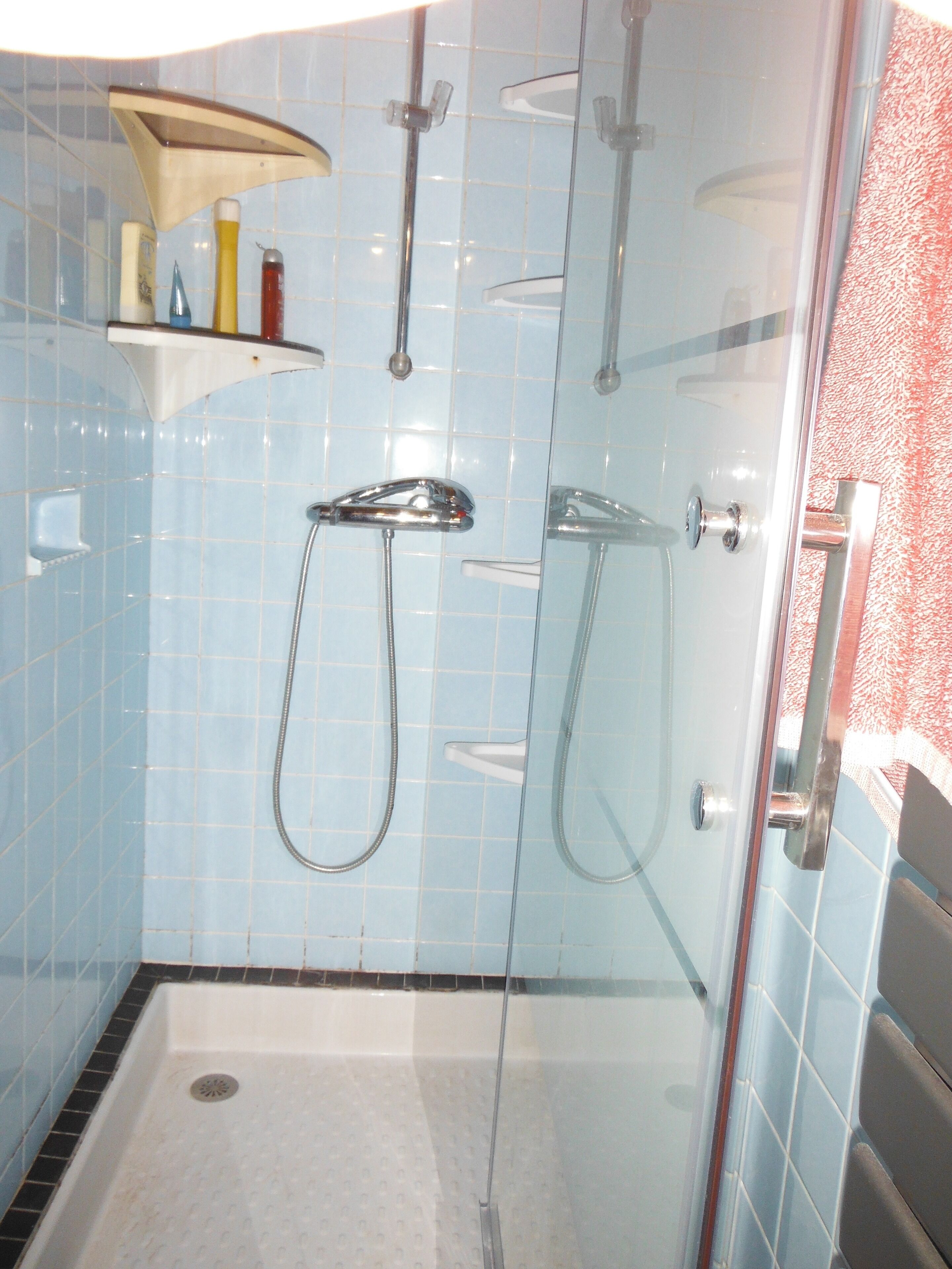 Douche, sèche-cheveux, serviettes fournies, savon