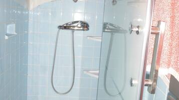 Douche, sĂšche-cheveux, serviettes fournies, savon