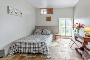 3 bedrooms, desk, iron/ironing board, internet