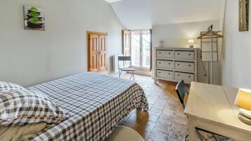 3 soverom, skrivebord, strykejern/-brett og internettilgang