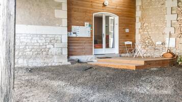 Un edificio rústico con puerta de madera y pared de piedra.