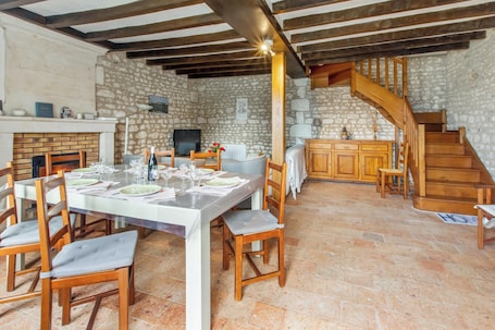 Dining. Homerez - Spacious House in Assay with Garden and Fireplace