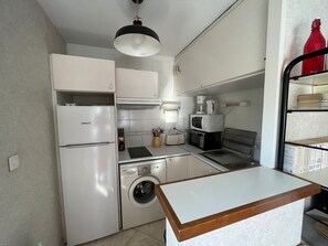 Kylskåp, mikrovågsugn, ugn och spishäll