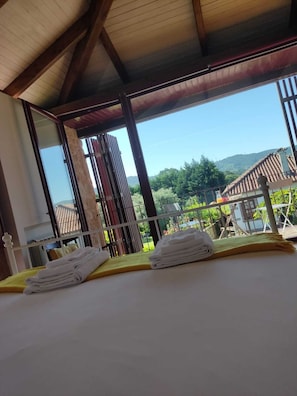 Suíte panorâmica, no jardim (SUITE da EIRA) | Roupas de cama premium, frigobar, quartos à prova de som
