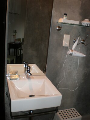 Habitació doble, zona enjardinada (SUITE do LAGAR) | Bany | Articles de tocador gratuïts, assecador de cabells i tovalloles 