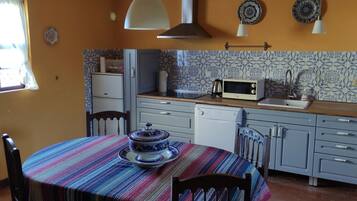 Traditional Cottage, 1 Bedroom, Kitchen, Garden Area (CASA DO TANQUE) | Private kitchen | Shared fridge, microwave