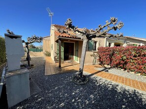 Exterior - Charming 3-Room House with Mezzanine, Garden, and Secure Parking, 10 Mins from Beach (Saint-Cyprien)