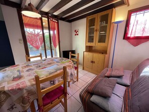 2 bedrooms - Charming 3-Room House with Mezzanine, Garden, and Secure Parking, 10 Mins from Beach (Saint-Cyprien)