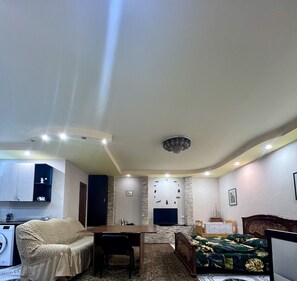 Suite monolocale familiare | Cucina privata | Frigorifero nell'area comune, microonde (su richiesta), piano cottura