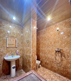 Suite monolocale familiare | Bagno | Doccia, soffione a pioggia, set di cortesia gratuito, asciugacapelli