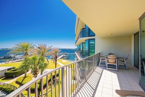 Outdoor dining - Phoenix On The Bay!!! See why the BAY is BETTER than the BEACH! 2 BR (Orange Beach)