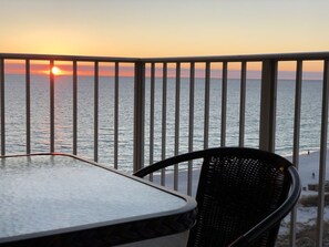 Property grounds - Renovated Luxury 3/2 Beachfront Sunsets - Regency (Panama City Beach)