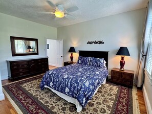 3 bedrooms, desk, iron/ironing board, travel cot - Parkside Comfort & Spaciousness-Family Friendly (Baltimore)