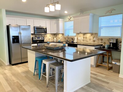 Four bedrooms l  Cargo Lift  l   Walk to Beach  l   Near Margaritaville Resort