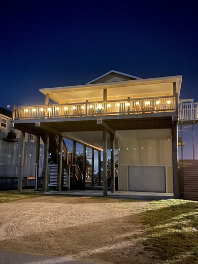 Four bedrooms l Cargo Lift l Walk to Beach l Near Margaritaville Resort