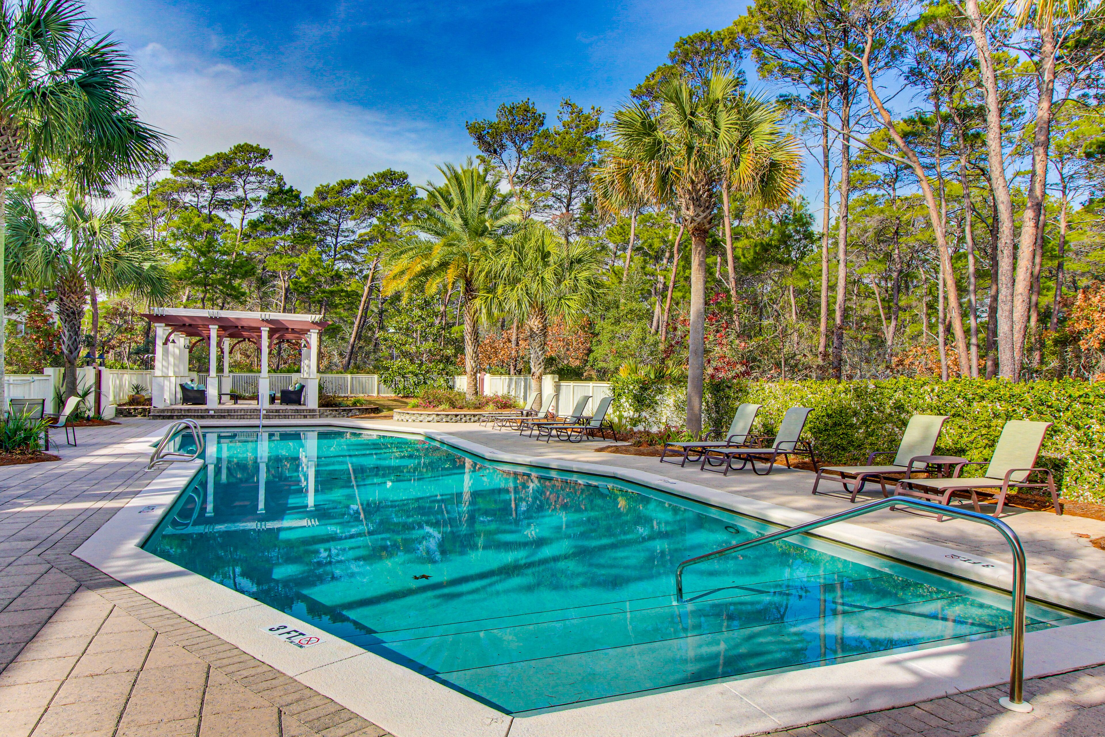 Tranquil getaway with pool & 4 free bikes near beach & golf - snowbird-friendly