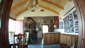 Un intérieur en bois comprenant un coin repas, une cuisine et un espace de vie.
