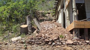 Un chantier de construction avec un tas de pierres et le tronc d’un arbre.