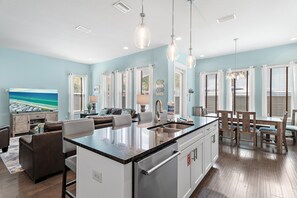 TV - Splash Pad⛳️Complimentary Golf Cart & New Pool 2026 | Sleeps 13 (Miramar Beach)