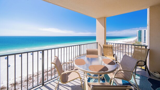 Ein Balkon mit Blick auf Strand und Meer.