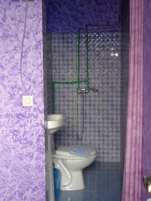 Quarto casal, 1 cama Queen, para não fumantes | Banheiro | Chuveiro, chuveiro com efeito de chuva, produtos de toalete grátis 