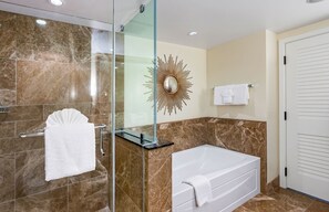 Badewanne, Haartrockner, Handtücher