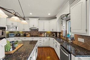 Fridge, microwave, oven, stovetop - Stunning private villa pond, theater, a place for loving memories (Overland Park)