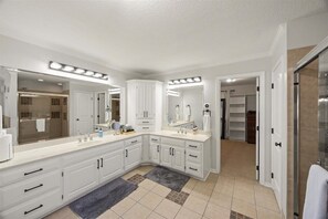 Baignoire, sèche-cheveux, serviettes fournies