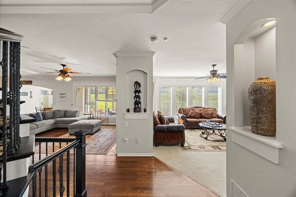 Televisión, chimenea, Netflix, Hulu