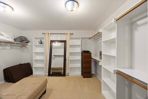 Interior - Stunning private villa pond, theater (Overland Park)