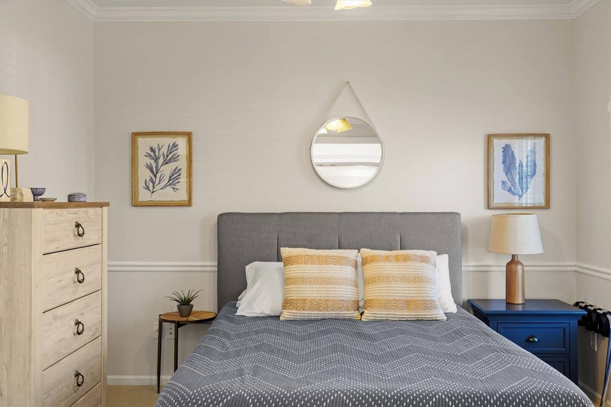 6 habitaciones, escritorio, tabla de planchar con plancha y wifi 