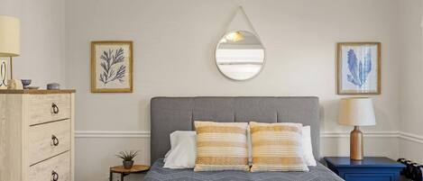 6 habitaciones, escritorio, tabla de planchar con plancha y wifi