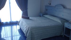 Minibar, in-room safe, desk, blackout drapes - Blue Moon Hotel (Pantelleria)