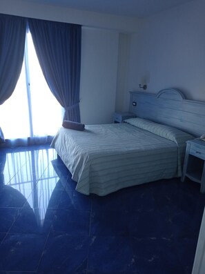 Minibar, in-room safe, desk, blackout drapes - Blue Moon Hotel (Pantelleria)