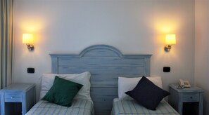 Minibar, in-room safe, desk, blackout curtains - Blue Moon Hotel (Pantelleria)
