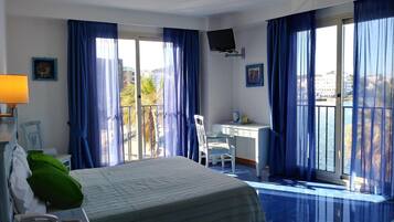 Een minibar, een kluis op de kamer, een bureau, verduisterende gordijnen