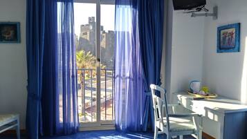 Superior tweepersoonskamer, uitzicht op zee | Een minibar, een kluis op de kamer, een bureau, verduisterende gordijnen