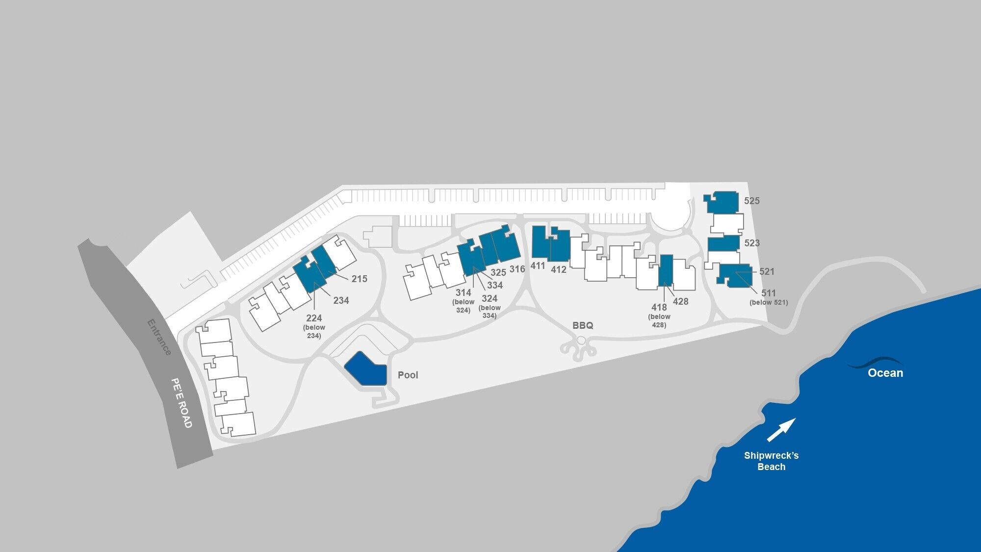 Un hôtel situé sur la côte, avec des chambres numérotées, une piscine et une plage.