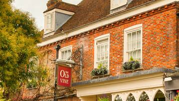 Vista frontal de la propiedad