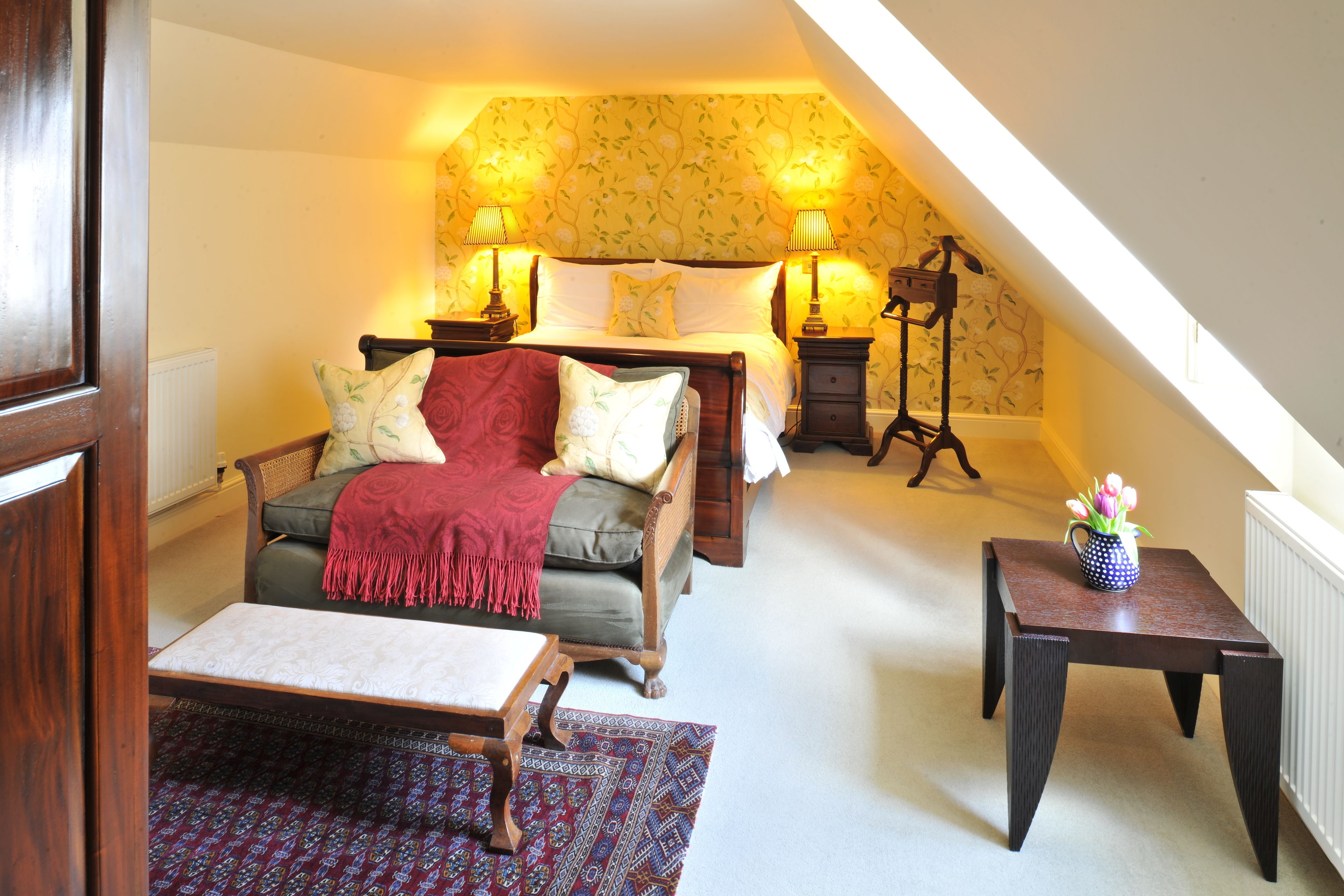 Suíte superior, 1 cama de casal, suíte, vista para a cidade | Frigobar (abastecido com alguns itens grátis), cofres nos quartos