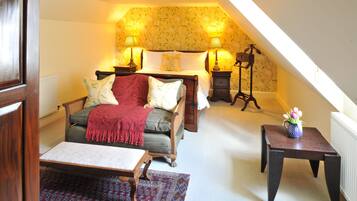 Suite superior, 1 cama matrimonial, baño en la habitación, vista a la ciudad | Artículos del minibar gratis y caja de seguridad en la habitación