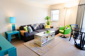 City Apartment, Multiple Beds, Kitchen, Annex Building | Living area | Flat-screen TV - The Old Vine (Winchester)