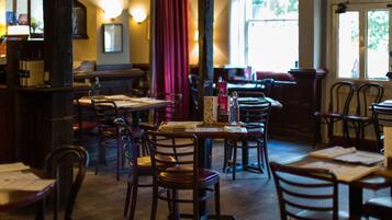 Se sirven desayunos, comidas y cenas