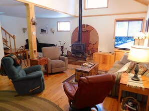 Smart TV, fireplace, books - The Alpaca Barnhaus in the Jemez Mountains-Quiet & Comfortable at 8700'  (Jemez Springs)