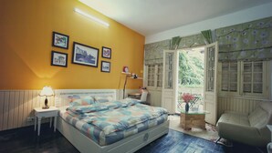 Ein Schlafzimmer mit Bett, Nachttisch, Lampe und einem Fenster mit Vorhängen.