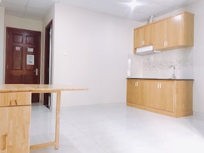 Standard Apartment, 1 Bedroom | Private kitchen | Stovetop, cookware/dishes/utensils