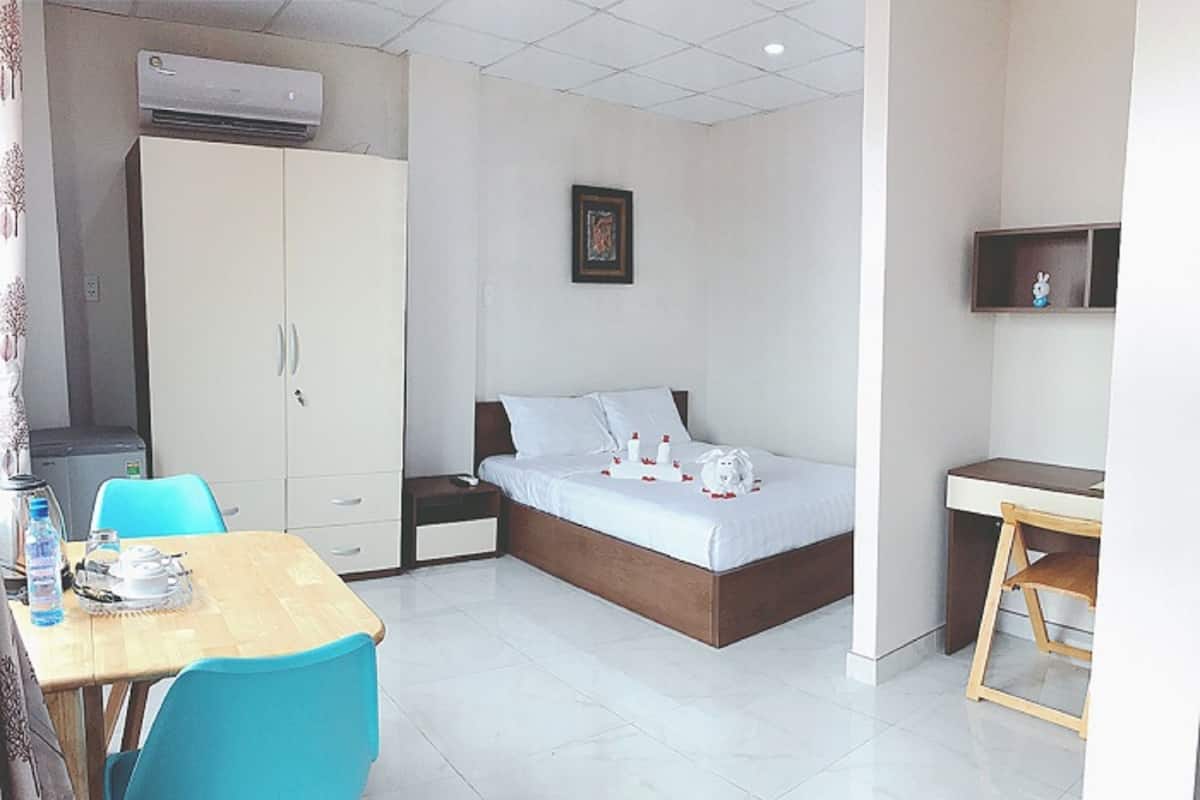 Deluxe Studio | Desk, blackout curtains, iron/ironing board, free WiFi